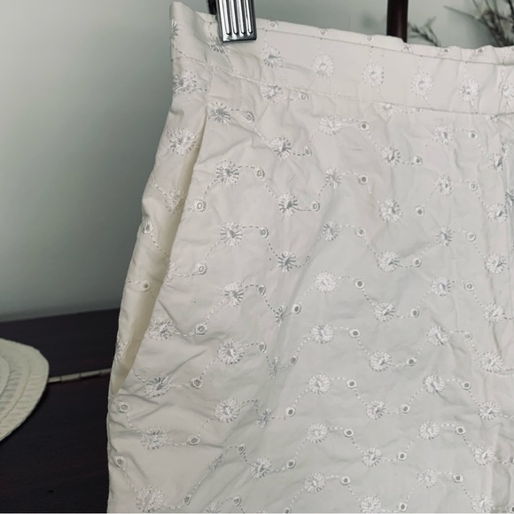 Vintage Tommy Hilfiger Ivory Eyelet, Lined Shorts, Size 4 - Picture 5 of 11